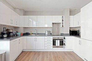 Basic Apartment, Multiple Beds | Private kitchen | Fridge, microwave, oven, stovetop