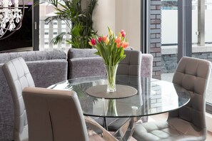 Basic Apartment, Multiple Beds | Private kitchen | Fridge, microwave, oven, stovetop