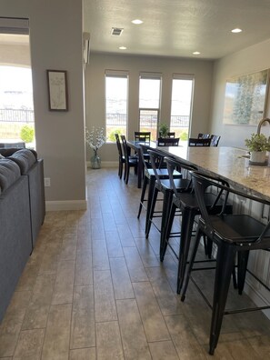 Dining - Red Rock Landing- spacious & luxurious 4 bed/4 bath townhouse near Zion w/ VIEW! (Washington)