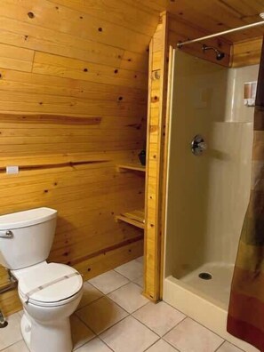 Chuveiro, secador de cabelo, toalhas de banho, sabonete