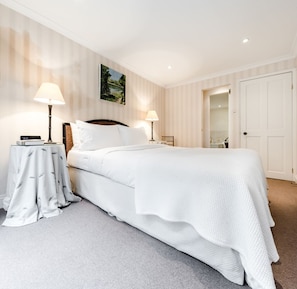 Basic Apartment, Multiple Beds | 2 bedrooms, laptop workspace, iron/ironing board, bed sheets