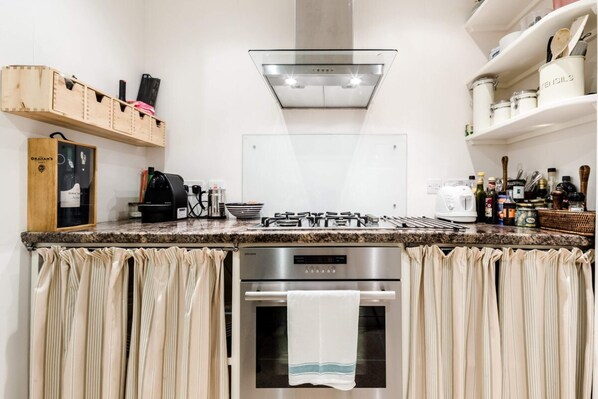 Basic Apartment, Multiple Beds | Private kitchen | Fridge, oven, stovetop, dishwasher