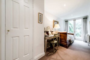 Basic Apartment, Multiple Beds | 2 bedrooms, laptop workspace, iron/ironing board, bed sheets - 2 Bed 2 Bath Garden Flat in Victoria Pimlico (London)