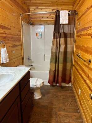 Ensemble douche/baignoire, sèche-cheveux, serviettes fournies, savon