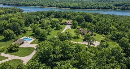 Patoka Lake Deluxe with Hot Tub Cabin #20 at Patoka 4 Seasons Resort