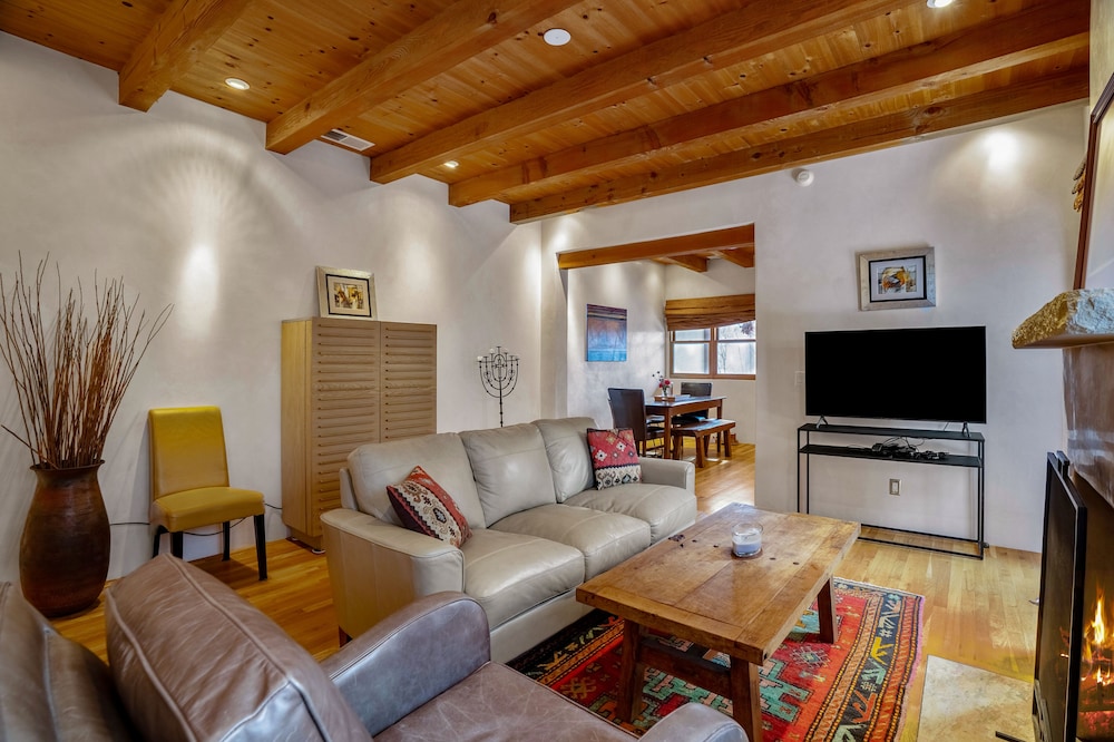 Adorable 2 bed 2 bath home in Downtown Santa Fe ....Near Downtown Plaza