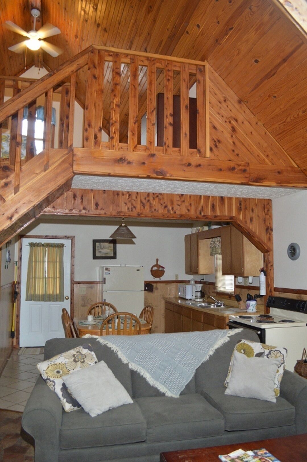 Deluxe cabin 8 with JACUZZI TUB. Located on Patoka Lake in Southern Indiana