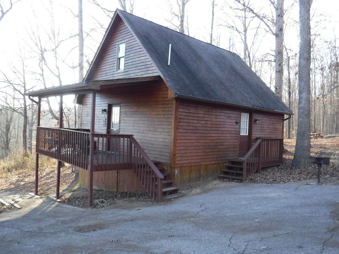 Deluxe cabin 8 with JACUZZI TUB. Located on Patoka Lake in Southern Indiana