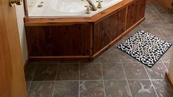 Douche, baignoire Ă jets, sĂšche-cheveux, serviettes fournies