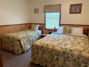 4 bedrooms, travel cot, free WiFi, bed sheets - Patoka Lake Solarium #16 at Patoka 4 Seasons Resort (Eckerty)
