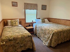 4 bedrooms, travel cot, free WiFi, bed sheets - Patoka Lake Solarium #16 at Patoka 4 Seasons Resort (Eckerty)
