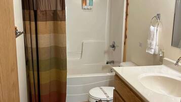 Kombinert dusj/badekar, hårføner, håndklær og såpe