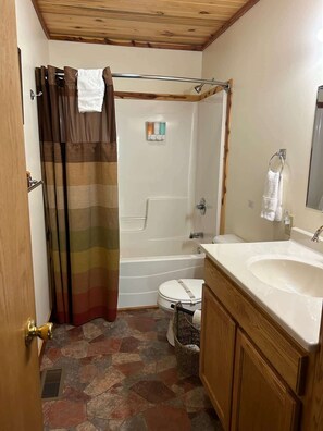Combined shower/bathtub, hair dryer, towels, soap - Patoka Lake Solarium #16 at Patoka 4 Seasons Resort (Eckerty)