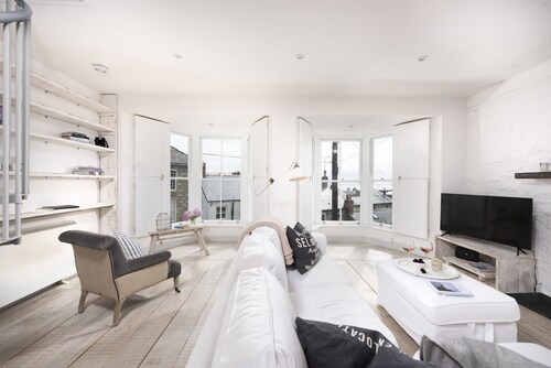 Upper Chandlers Cottage - Sea Views & Wi-Fi