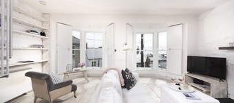 Upper Chandlers Cottage - Sea Views & Wi-Fi