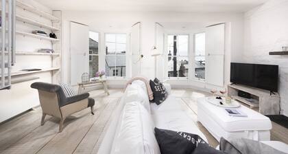 Upper Chandlers Cottage - Sea Views & Wi-Fi