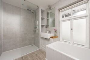 Dusche, Haartrockner, Handtücher
