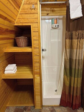 Chuveiro, secador de cabelo, toalhas de banho, sabonete