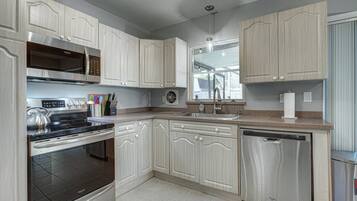 House (Happy Gecko) | Private kitchen | Fridge, electric kettle, cookware/dishes/utensils, dining tables