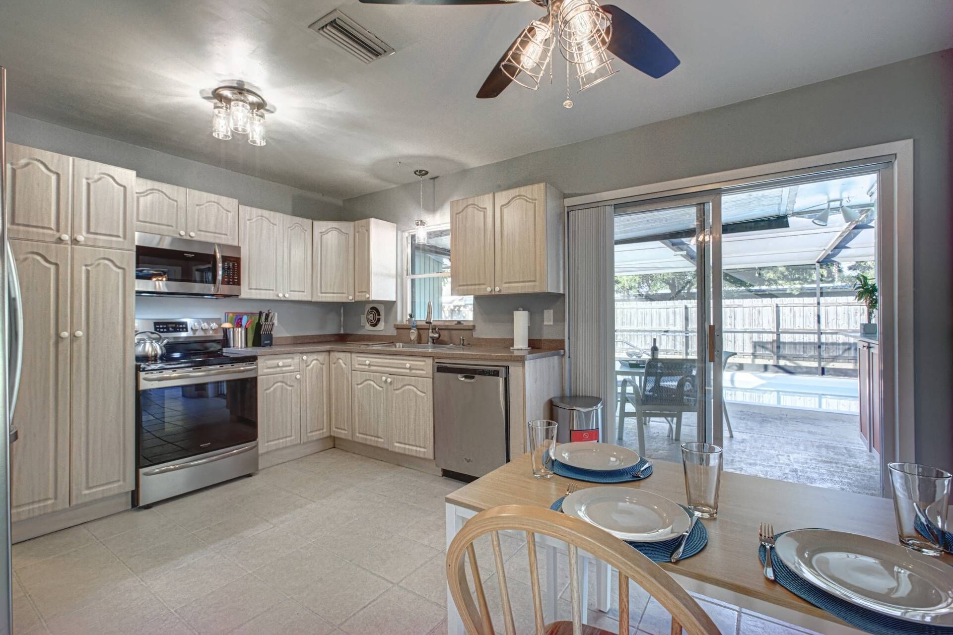 獨棟房屋 (Happy Gecko) | 私人廚房 | 電冰箱、電熱水壺、鍋具/餐盤/廚房用品、餐桌