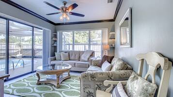 House (Happy Gecko) | Living room | Smart TV