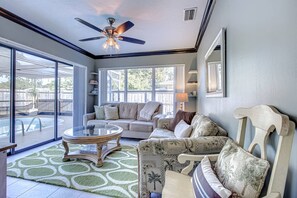 House (Happy Gecko) | Living room | Smart TV