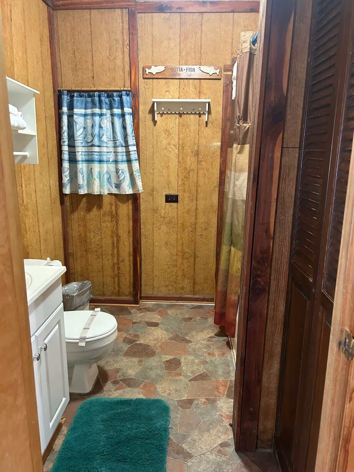 Chuveiro/banheira combinados, secador de cabelo, toalhas de banho 