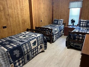 2 quartos, berço de viagem, Wi-Fi, roupa de cama