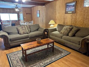 Televisión, videojuegos, reproductor de DVD y libros 