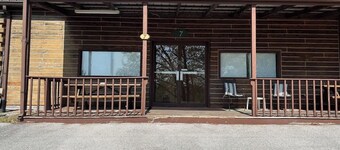 Patoka Lake Adjoining Cabin #7B at Patoka 4 Seasons Resort