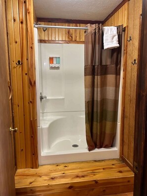 Chuveiro, secador de cabelo, toalhas de banho, sabonete