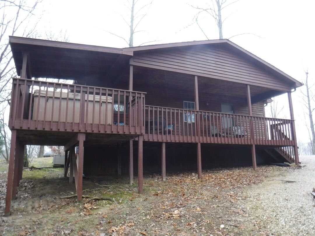 Deluxe cabin with HOT TUB #15. Located on Patoka Lake in Southern Indiana