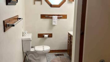 Combinazione doccia/vasca, asciugacapelli, asciugamani, sapone