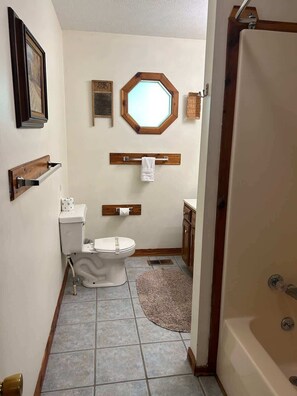 Bañera con ducha, secador de pelo, toallas, jabón