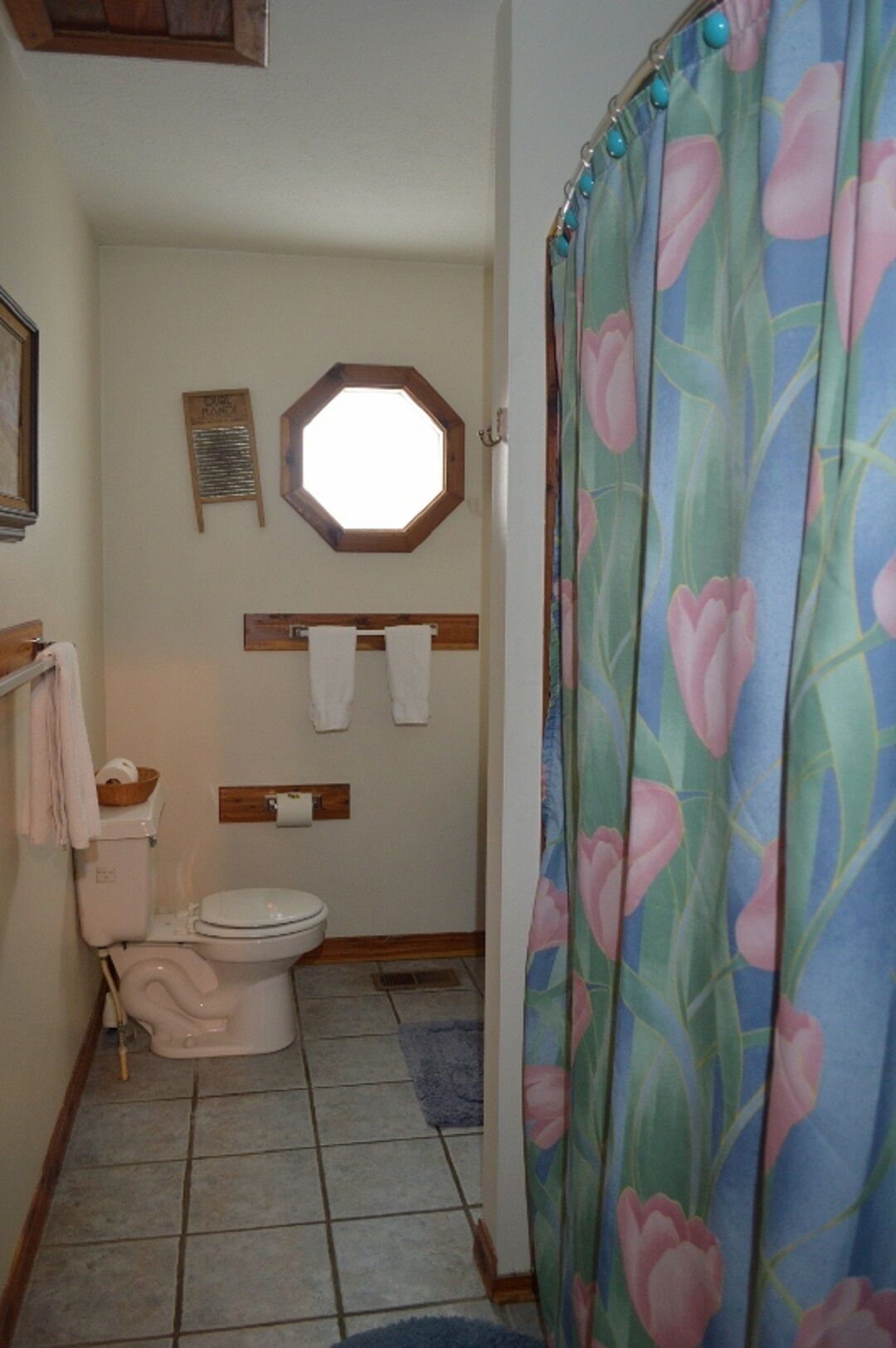 Deluxe cabin with HOT TUB #15. Located on Patoka Lake in Southern Indiana