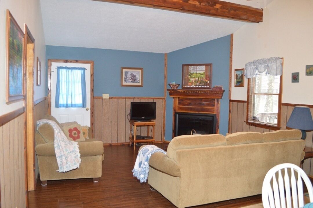 Deluxe cabin with HOT TUB #15. Located on Patoka Lake in Southern Indiana