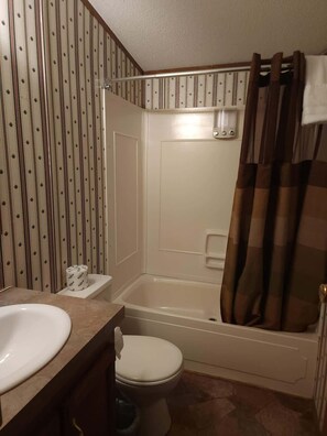 Chuveiro/banheira combinados, secador de cabelo, toalhas de banho 