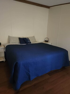 3 habitaciones, tabla de planchar con plancha y cuna de viaje 