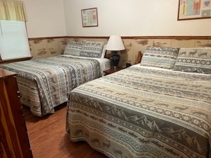 2 habitaciones, tabla de planchar con plancha y cuna de viaje