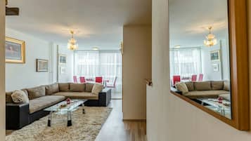 Apartamento Confort | Zona de estar | Televisión LCD de 55 pulgadas con canales por cable, una televisión