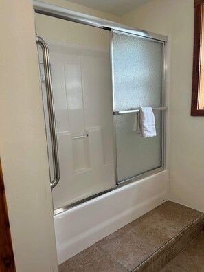Ensemble douche/baignoire, sĂšche-cheveux, serviettes fournies, savon