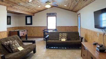 Smart TV, videojuegos, reproductor de DVD, futbolito