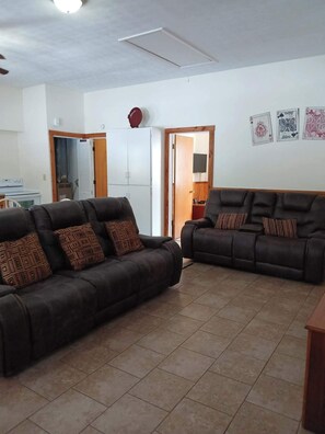 Smart TV, videojuegos, reproductor de DVD y futbolito 