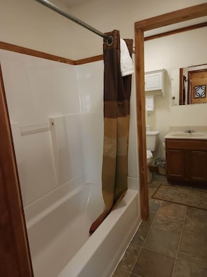 Chuveiro/banheira combinados, secador de cabelo, toalhas de banho 