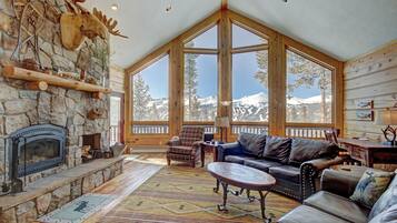 智能电视、壁炉、DVD 播放器、桌上足球