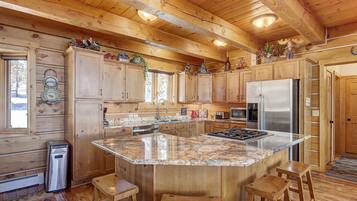 冰箱、微波炉、烤箱、炉灶