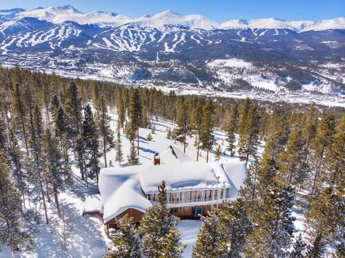 Welcome to Lucky Us Cabin! Private + Close to Town