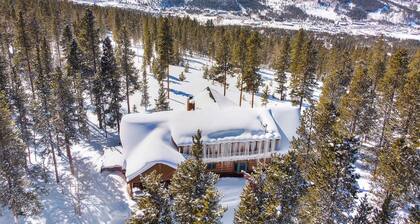 Welcome to Lucky Us Cabin! Private + Close to Town