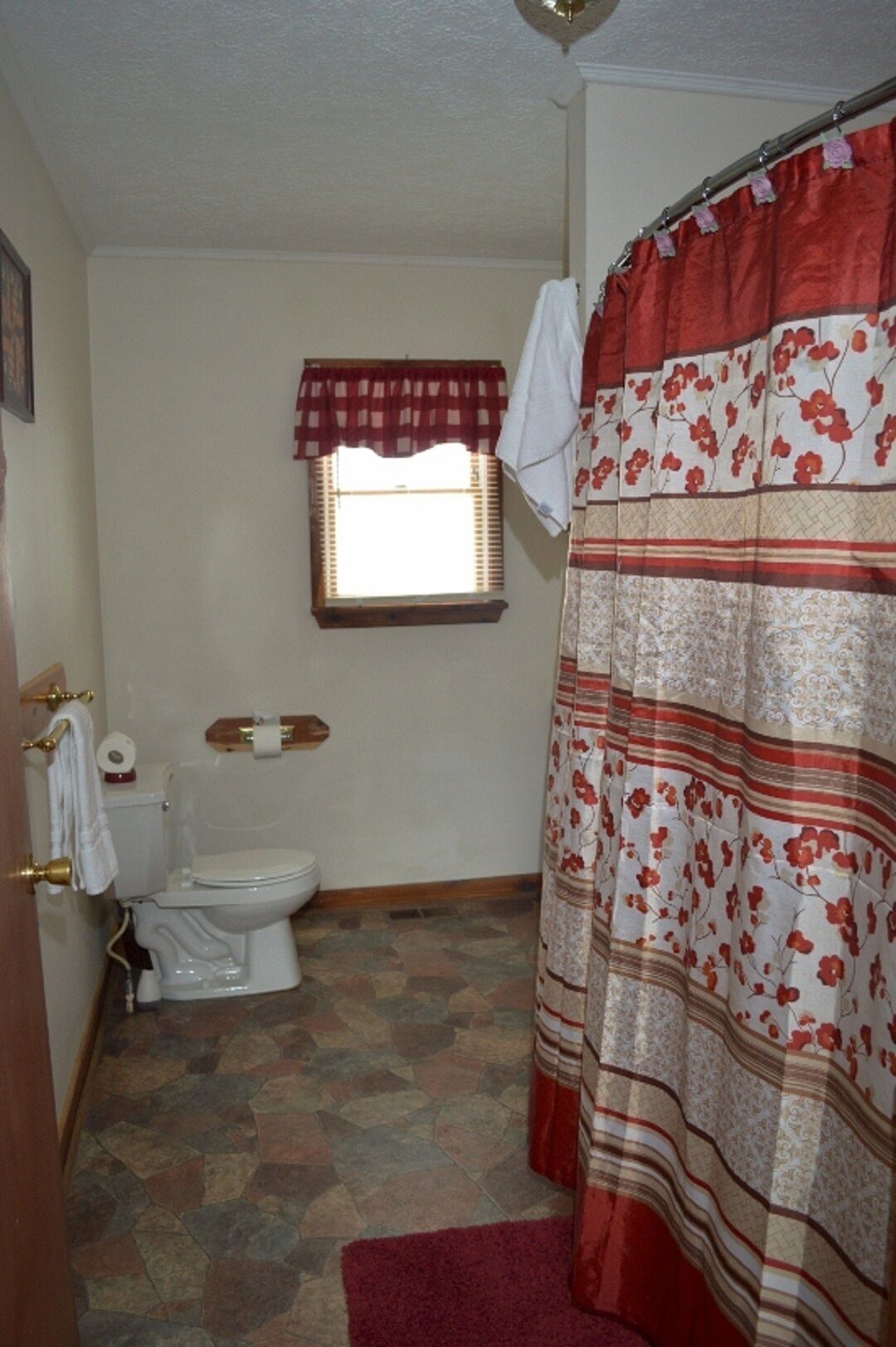 Deluxe cabin 11 with HOT TUB on Patoka Lake in Southern Indiana