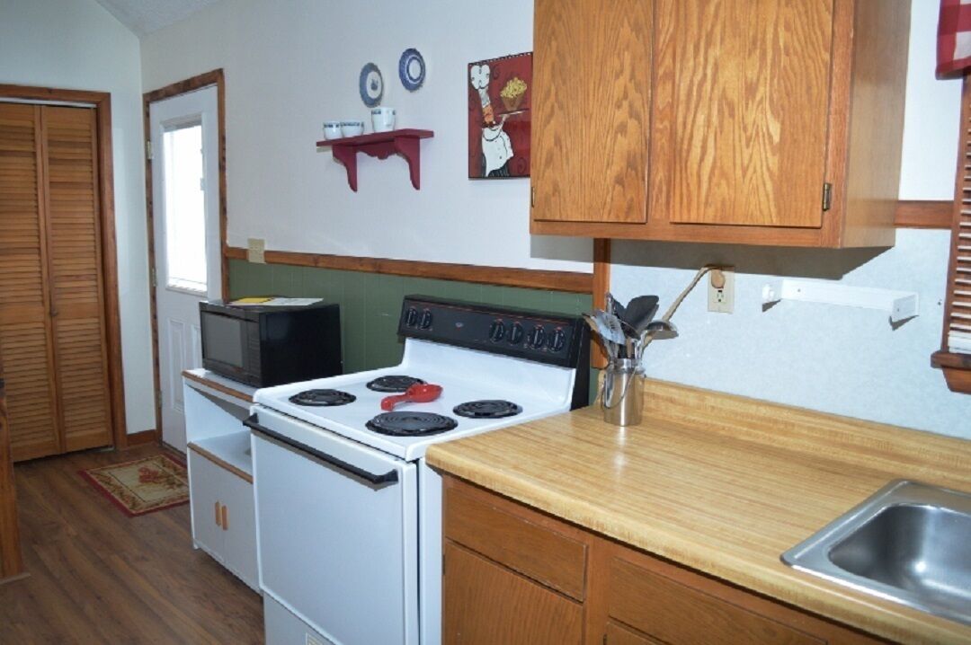 Deluxe cabin 11 with HOT TUB on Patoka Lake in Southern Indiana